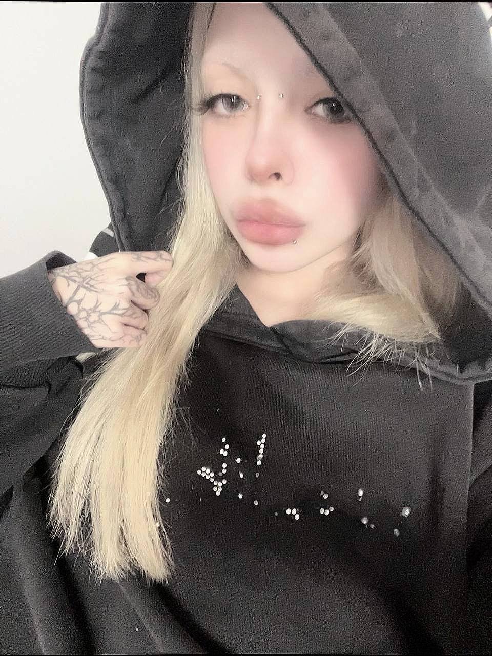 Pouty Bimbo Slut #4IIQODik