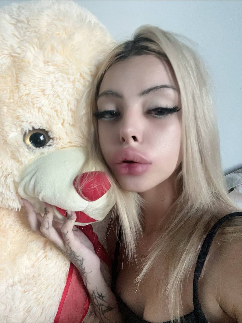 Pouty Bimbo Slut #7abxkh9q