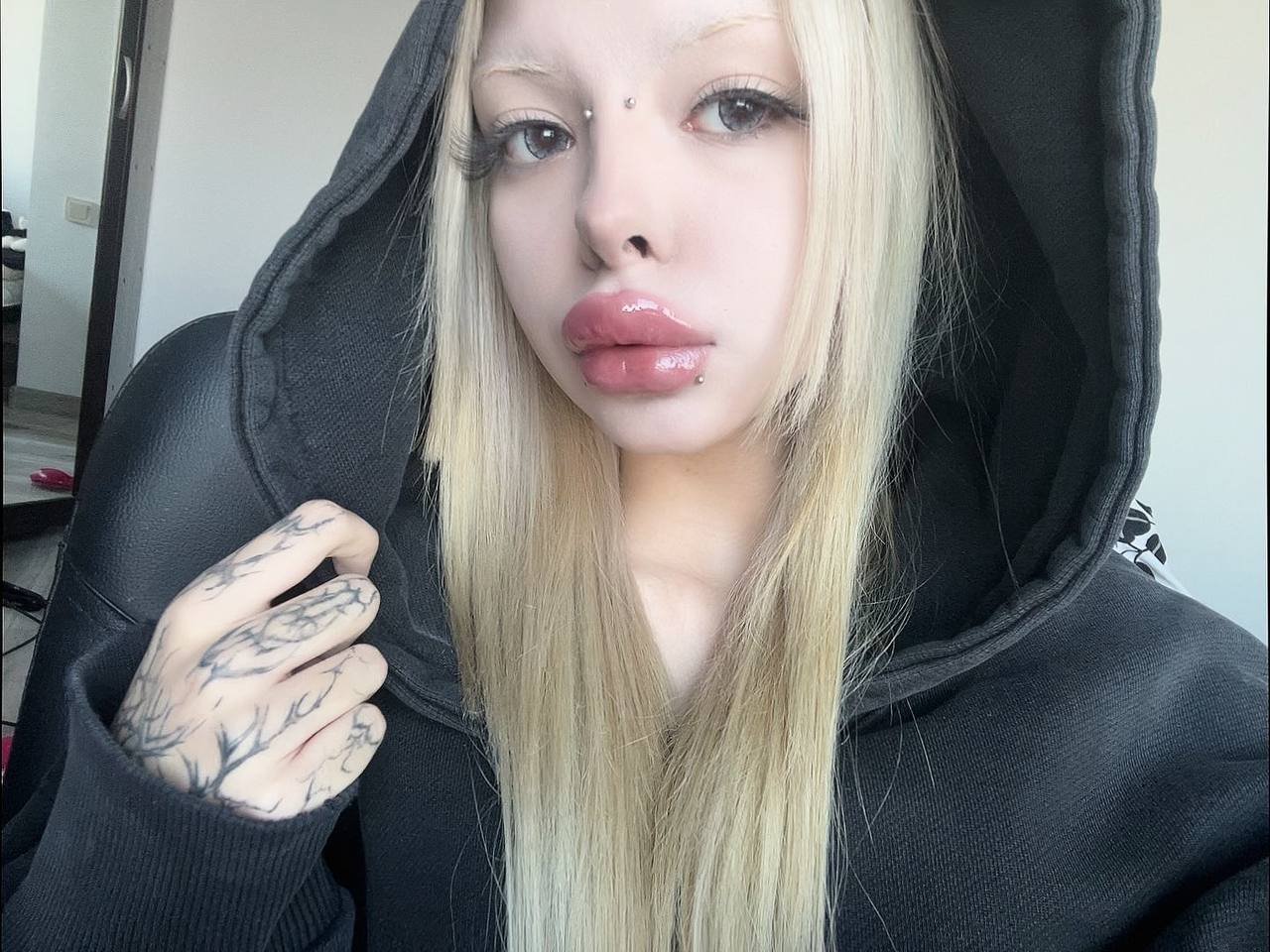Pouty Bimbo Slut #NOPzP4xK