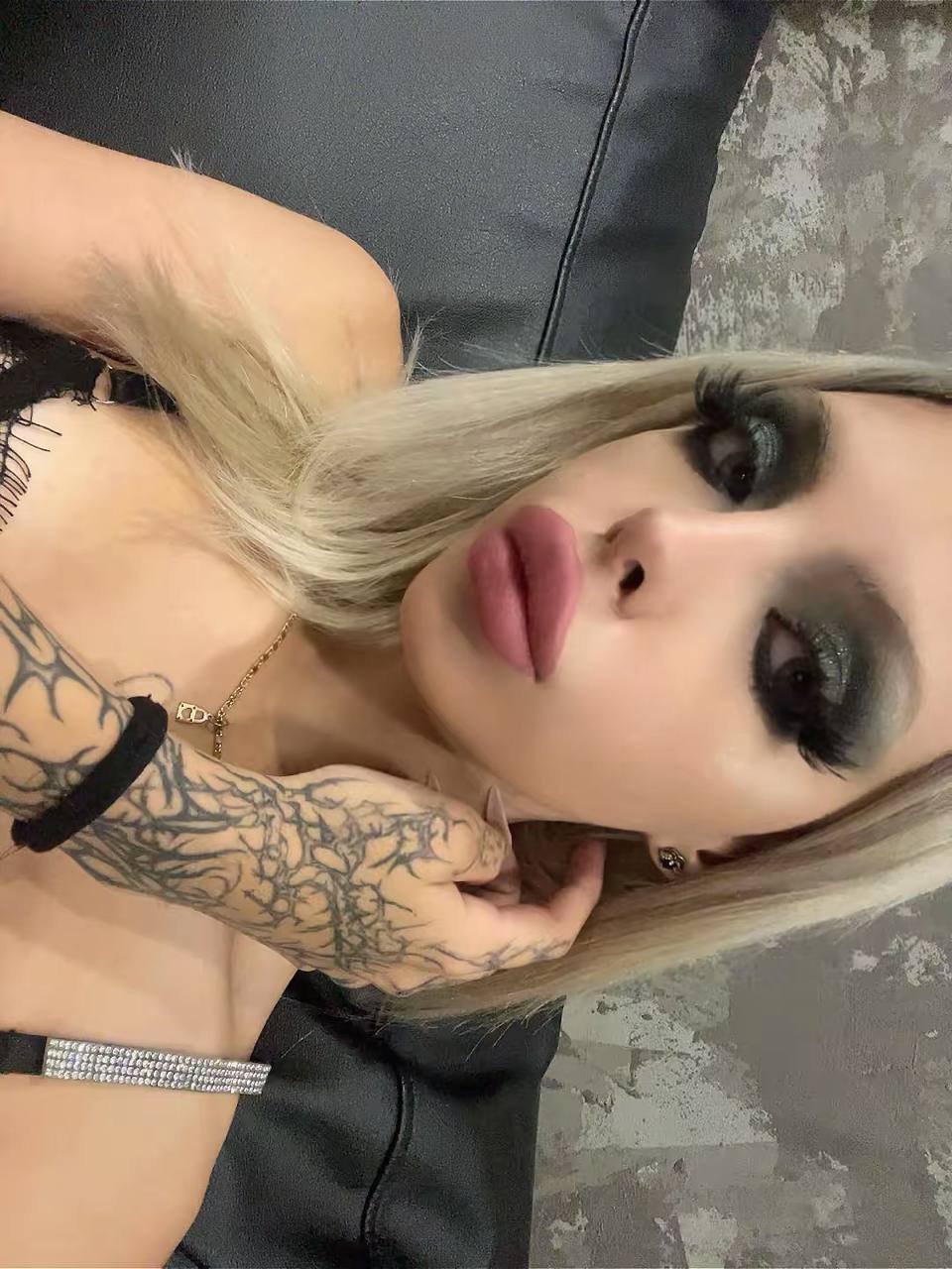 Pouty Bimbo Slut #UmZZsYry